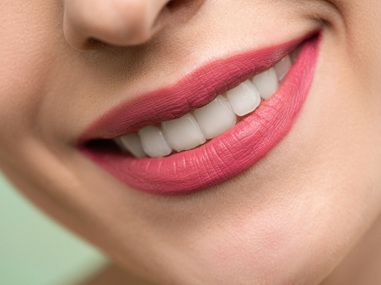 Kā padarīt zobus baltākus un novērst to iekrāsošanos?