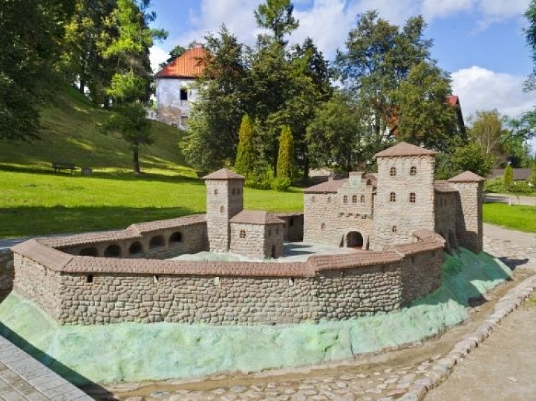 Kandavas Bruņinieku pilskalns, Livonijas ordeņa pilsdrupas, Pils tornis un bruņinieku pils makets
