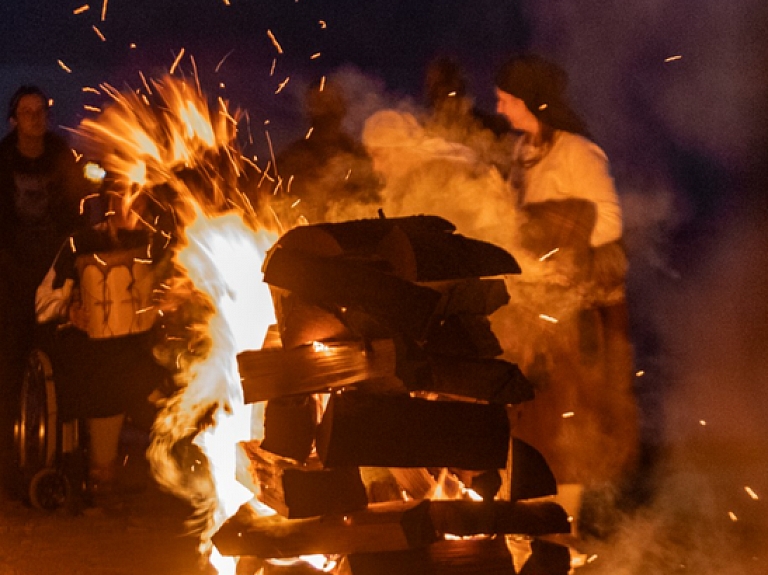 Ar rituāliem, dziesmām un diskusijām par Baltijas jūru augusta izskaņā Rīgas piejūras apkaimēs noritēs Senās uguns nakts
