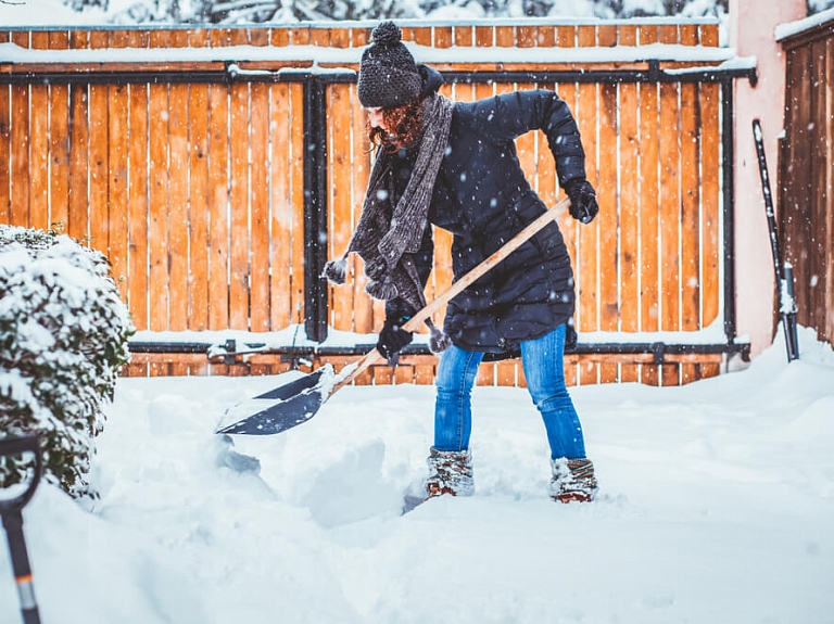 Palīgs sniega tīrīšanai – kādu izvēlēties?