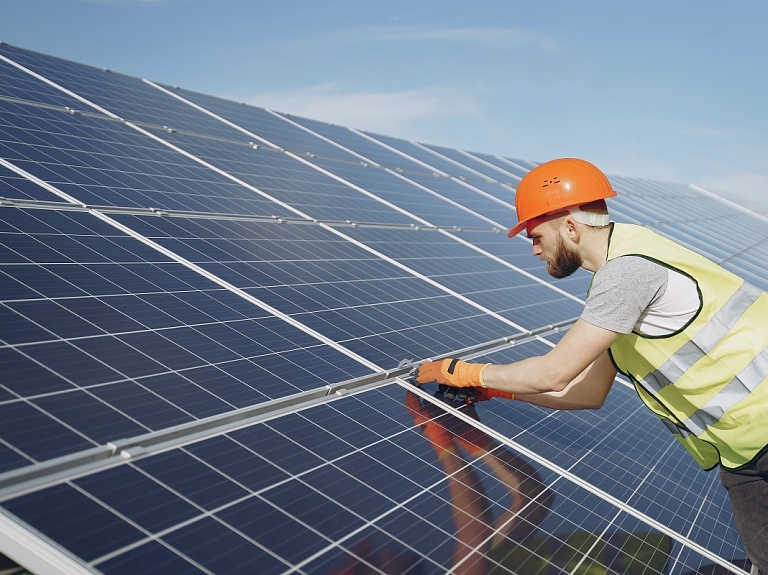 Kvalitatīvi saules paneļi uzņēmuma nodrošināšanai ar elektrību