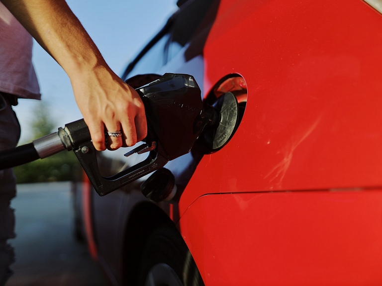 Cenas pieaugums nemazina interesi par dīzeļdegvielas automašīnu iegādi