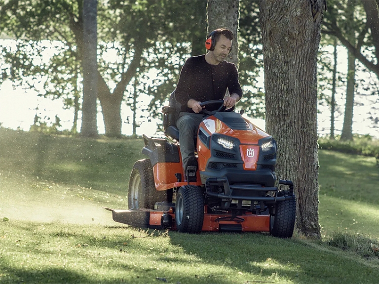 Husqvarna raideri un zāles pļāvēji–traktori: kā izvēlēties piemērotāko modeli?