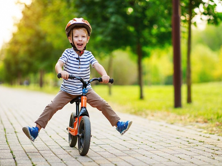 Balansa velosipēds – kā izvēlēties un kā parūpēties par bērna drošību