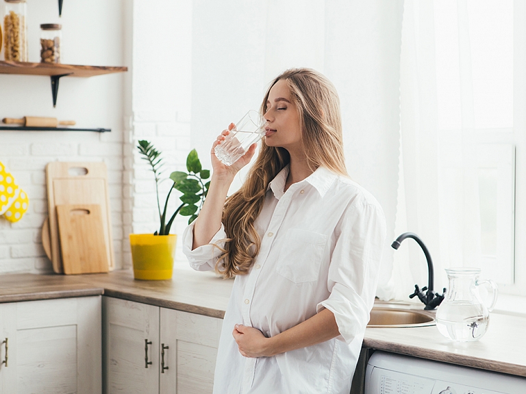 Kāpēc pietiekama ūdens uzņemšana grūtniecības laikā ir svarīgāka, nekā tu domā? 