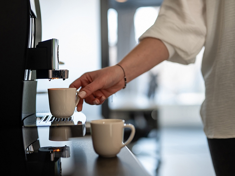 Kā izvēlēties uzticamu kafijas automātu nomu un servisu uzņēmumiem Latvijā?