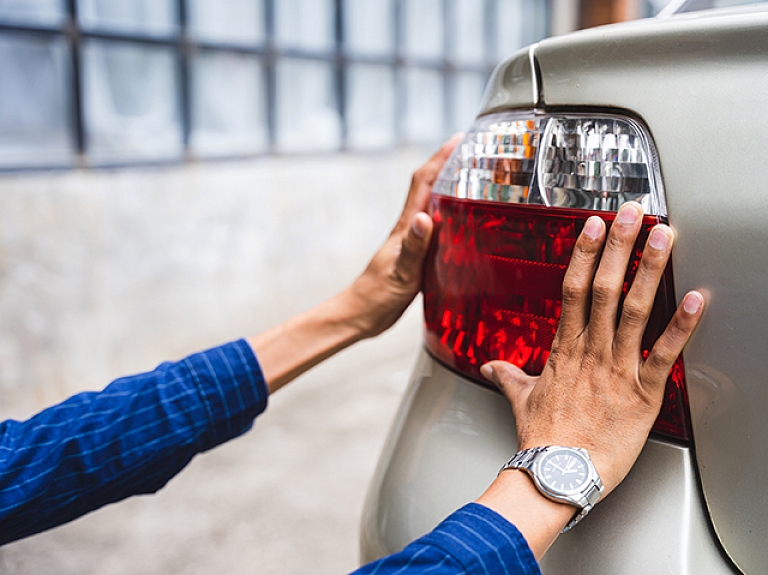 Kā laikus pamanīt auto lukturu bojājumus un izvairīties no dārgākiem remontiem