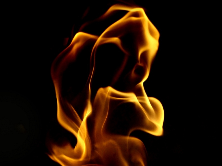 Rīgā deg neapdzīvota ēka 120m2 platībā