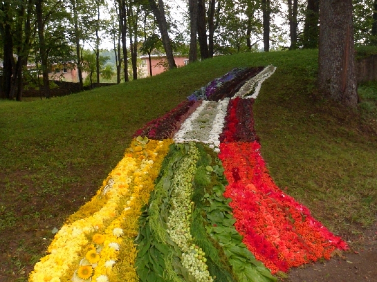 Biksērē veidos ziedu paklāju

