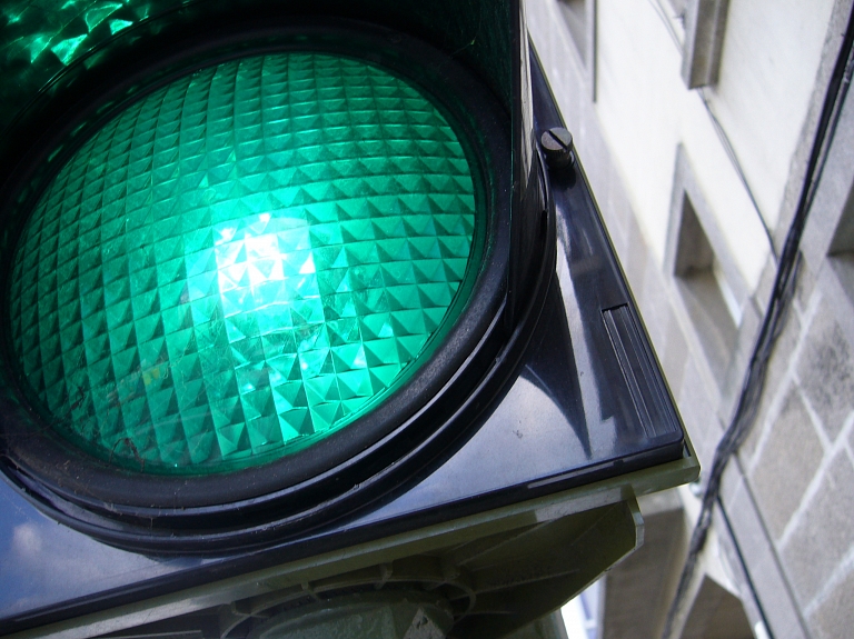 Nedarbosies luksofors Rīgas apvedceļa A4 un Upesciemas ielas krustojumā