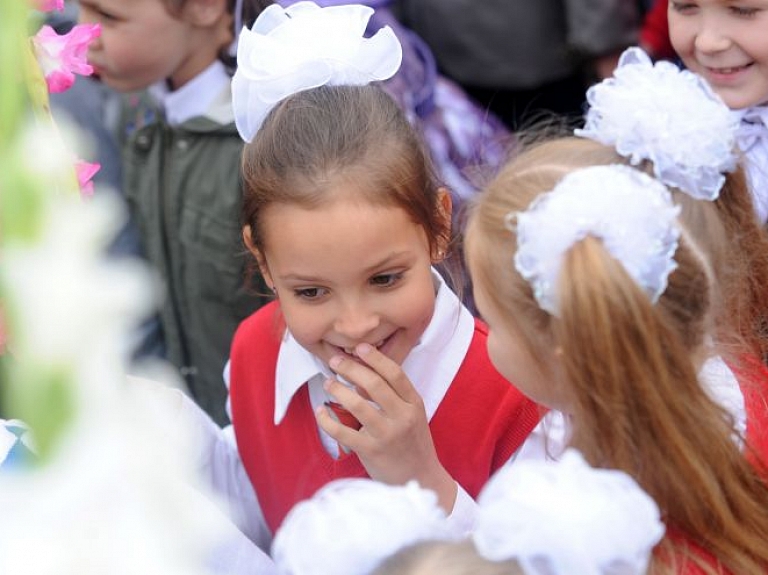 "Valmieras stikla šķiedra" piešķir 200 eiro pirmklasnieka sagatavošanai skolai

