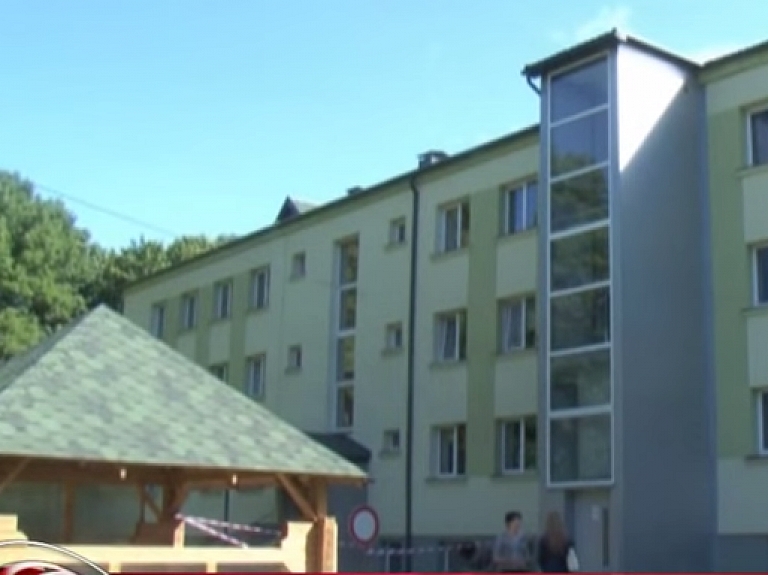 Varakļānos lifta šahtā iekrīt un iet bojā divgadīgs puika


