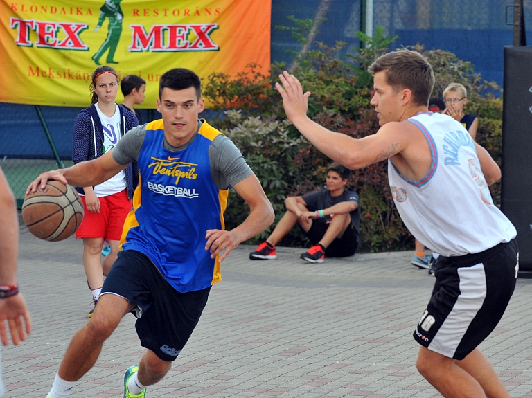 Ielu basketbolā uzvaras izcīna "Cousins" un "Saule un Ēna"

