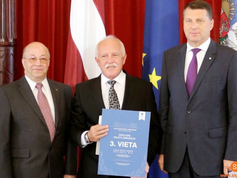 Siguldas Valsts ģimnāzijai pasniedz ceļojošo balvu "Lielā pūce"
