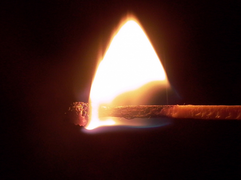 Aizdomas par ļaunprātīga dedzinātāja uzdarbošanos Rīgā

