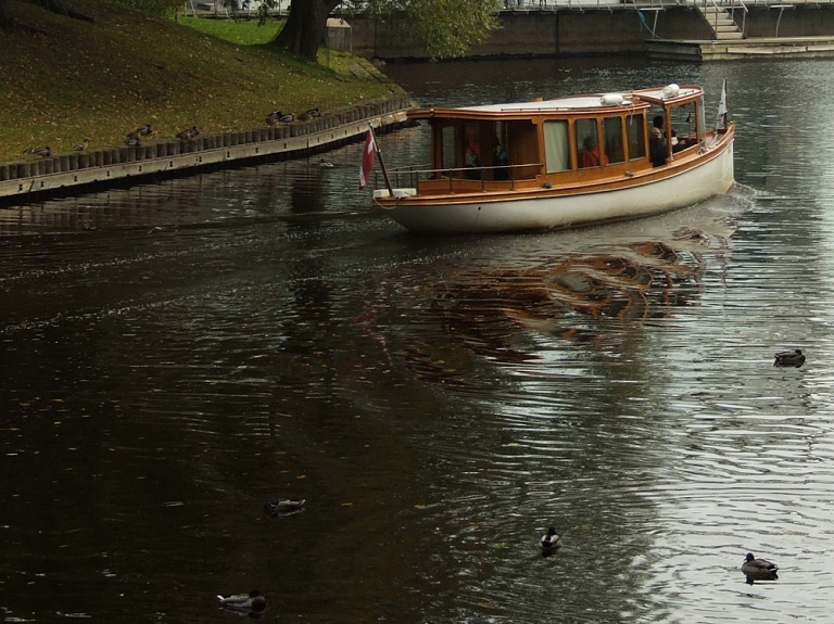 Zemais ūdens līmenis Daugavā pagaidām neapdraudot kuģošanu Rīgas kanālā

