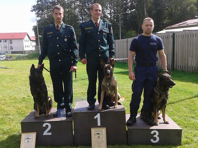 Latvijas kinologi veiksmīgi startē starptautiskās K-9 krosa sacensībās

