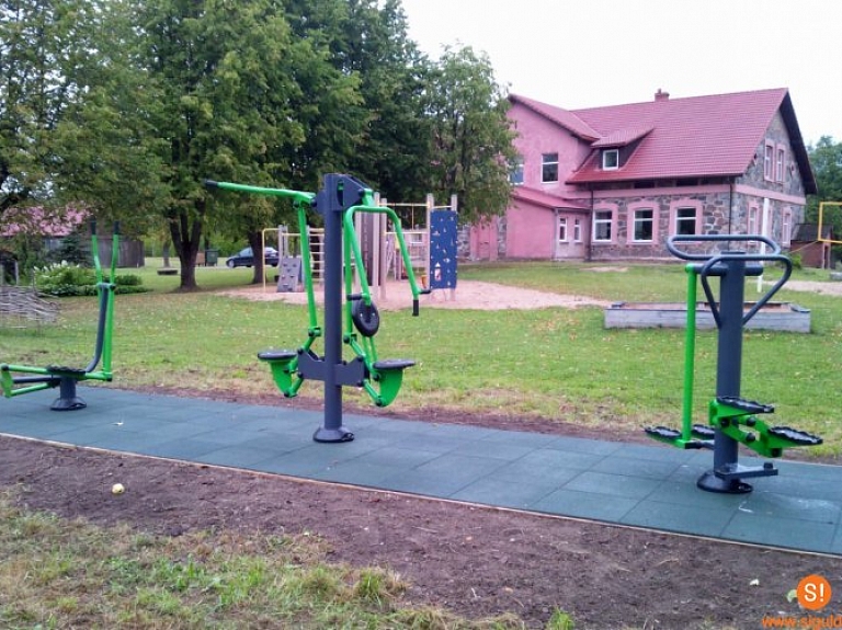 Morē izveidots āra trenažieru laukums

