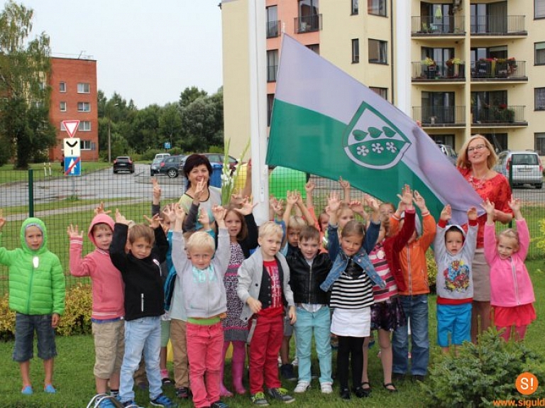 Pie Siguldas novada pašvaldības izglītības iestādēm ik dienas plīvos novada karogs

