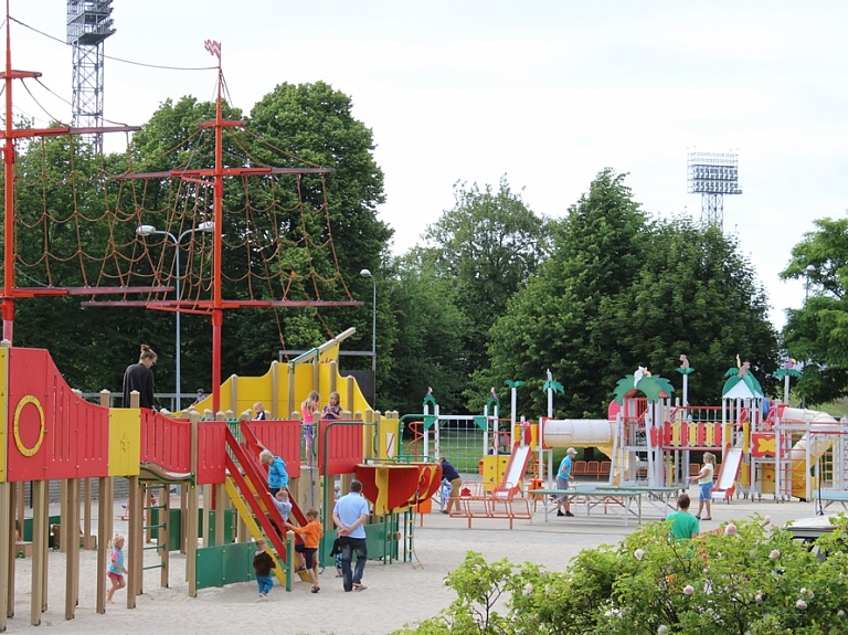 Ziedoņdārza tualetē iesprūst divi bērni