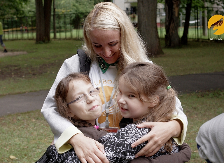 Strazdumuižas internātvidusskolā atklāts vingrošanas laukums

