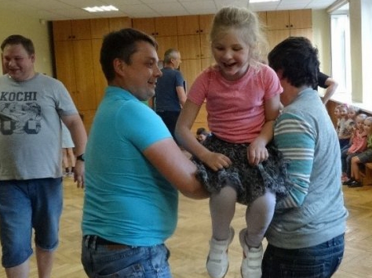 Tēvu dienas ieskandināšana bērnudārzā "Ābelīte"

