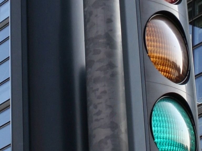 Krustojumā pie Stacijas laukuma sestdien luksoforus aizstāj satiksmes regulētāji

