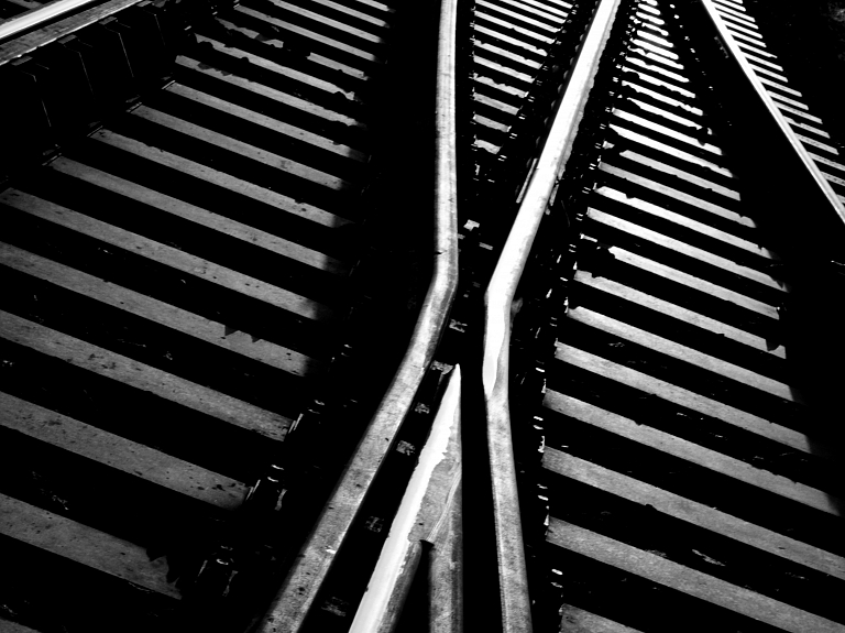 Uzbraucot uz dzelzceļa pārbrauktuves, kravas automašīnai Rīgā nobloķējas bremzes

