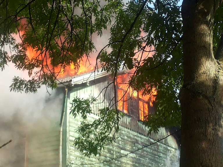 Ventspils ielā deg dzīvojamā māja; izglābti astoņi cilvēki

