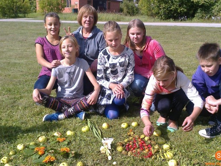 Mores pamatskolas skolēni sveic rudeni ar izstādi

