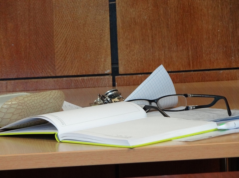 Bažījas, ka "Balto lāču" solists ar reiderisma metodēm pārņem tautas deju ansambļa "Liesma" telpas

