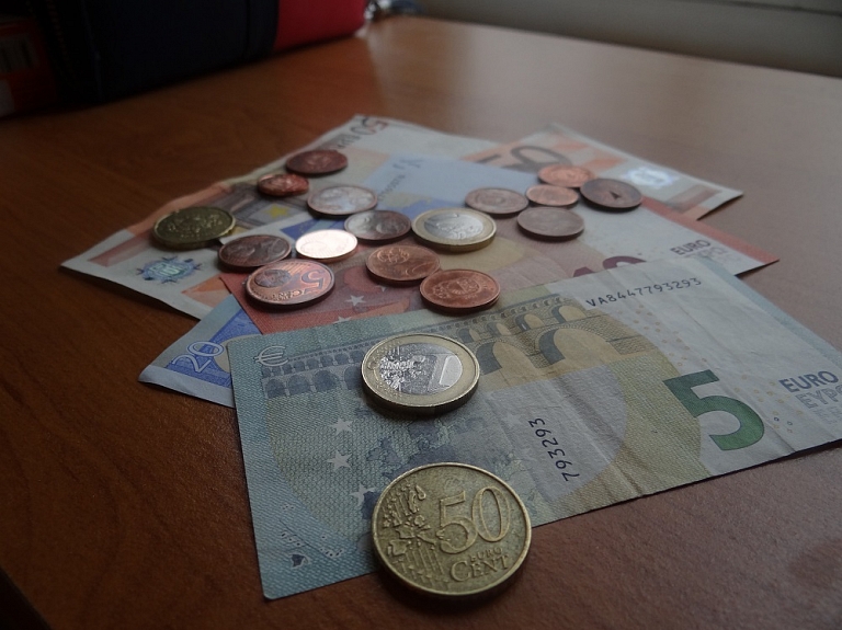 Vāks ziedojumus, lai atjaunotu ēku, kurā mīt pensionāre