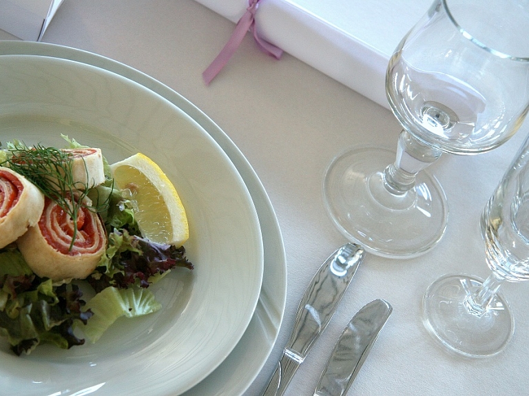 Restorāns Vairāk Saules kopā ar mākslīgo intelektu gatavos ēdienus

