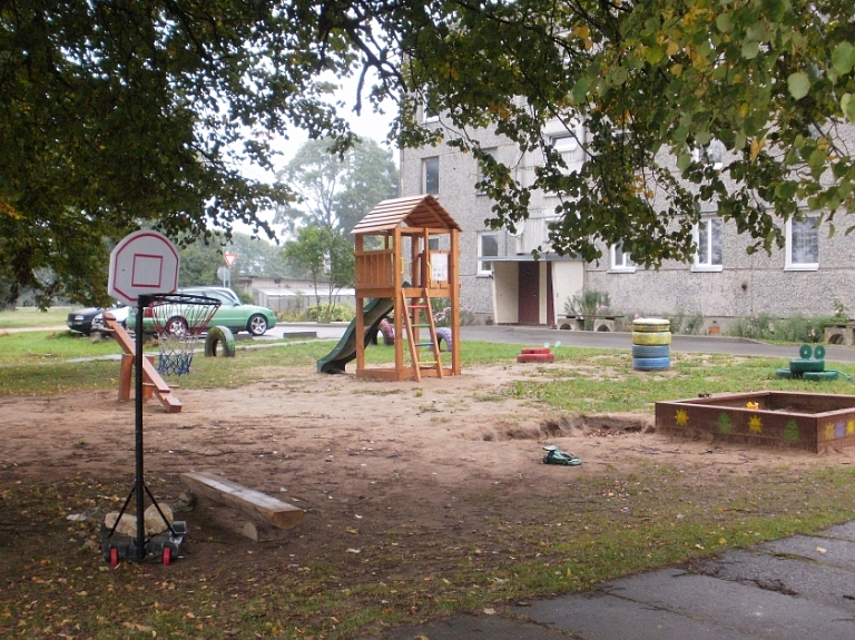 Jēkabpils novada pašvaldība izveido bērnu laukumu

