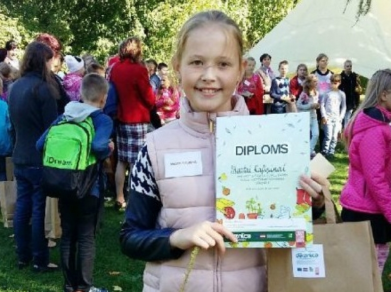 Laurenču sākumskolas skolniece piedalās konkursa "Dārznīca" noslēgumā

