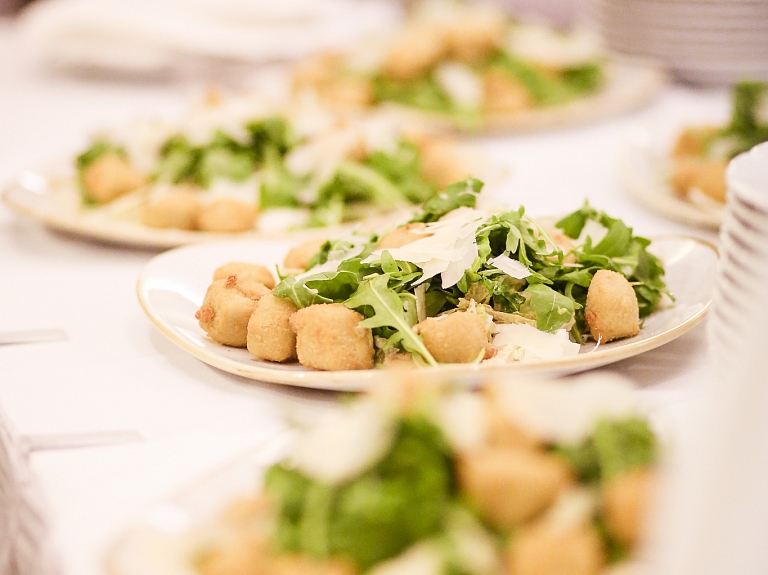 Mākslīgā intelekta radītas receptes iekļautas Latvijas restorāna ēdienkartē

