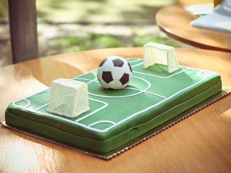 Rīgā jauns futbola laukums bērnu namam "Vita"

