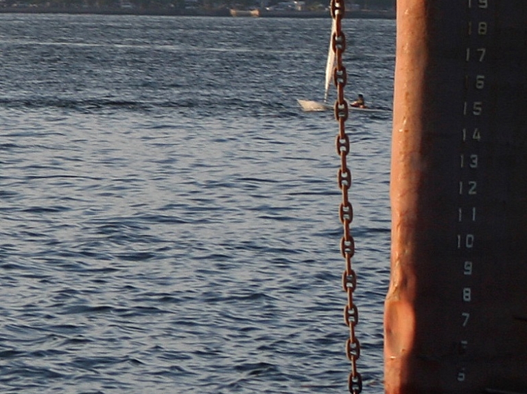 Daugavgrīvā uz sēkļa uzskrējis tankkuģis

