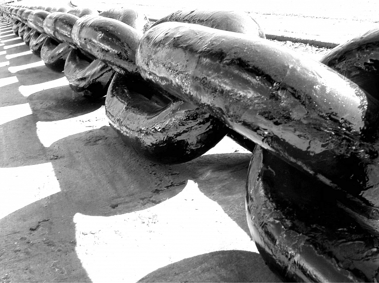 Daugavgrīvā uz sēkļa uzskrējušā tankkuģa kapteinis bijis alkohola reibumā

