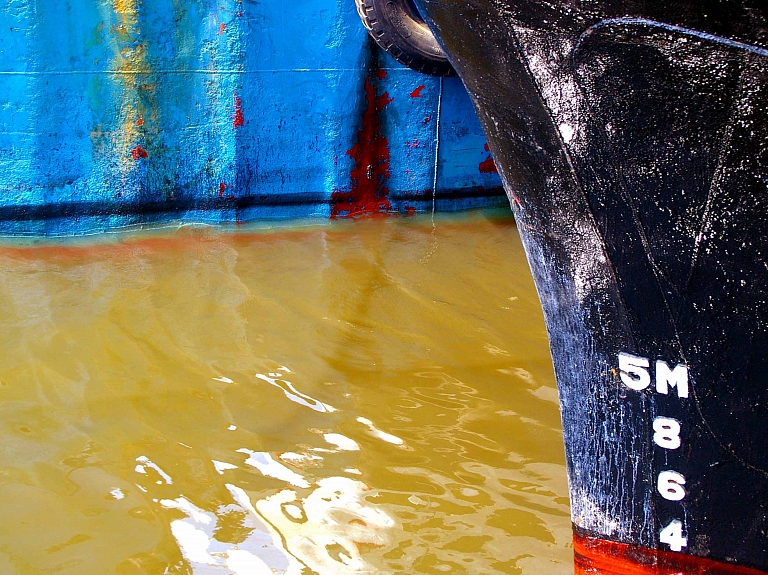 Daugavgrīvā avarējušā tankkuģa kapteiņa izelpā bijušas 2,34 promiles alkohola

