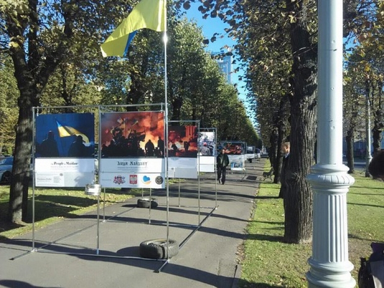 Sākts kriminālprocess par izstādes "Maidana cilvēki" pilnīgu nopostīšanu; meklē aculieciniekus

