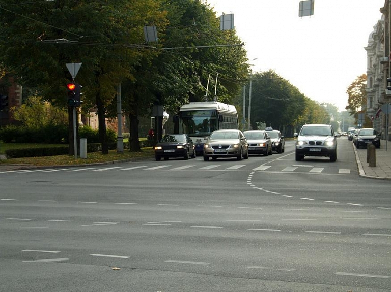 Par sievas un bērna nobraukšanu ar trolejbusu apdrošinātājs atraitnim izmaksājis 300 eiro
