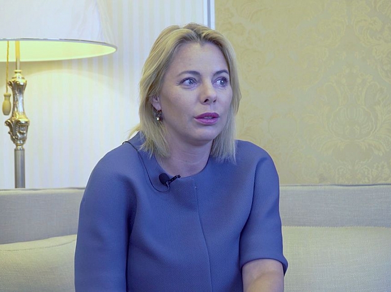 Fonds "Mākslai vajag telpu" piedāvā sarunu par mākslu ar Aiju Simsoni

