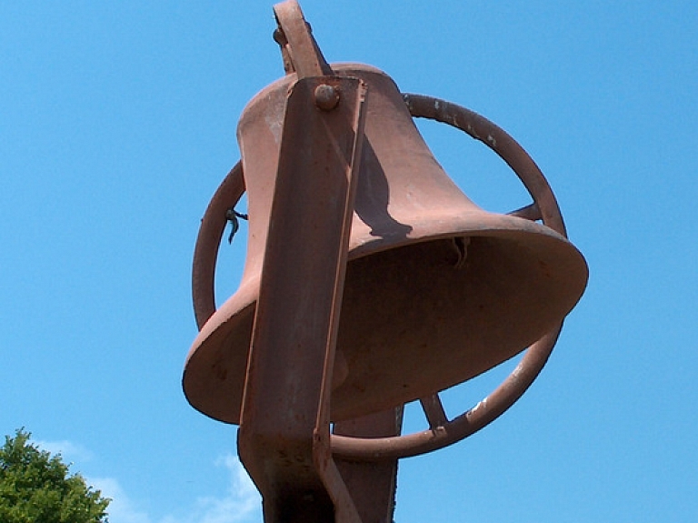 Rīgas skolu vadība aicināta ar pedagogiem pārrunāt mācību līdzekļu atbilstību standartiem 