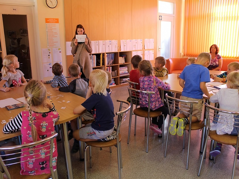 Limbažu Bērnu bibliotēkā aizvadīta informatīvi radošā nodarbība "Vai TU zini, kur tie mīt?"

