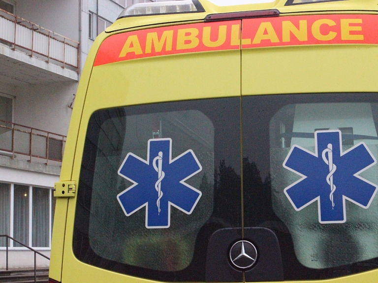 Dārza mājas pagrabā Rīgā iekritusi un savainojusies 90 gadus veca sieviete

