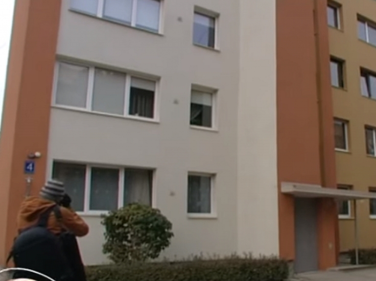 Sprādziens Palmu ielas daudzstāvu nama dzīvoklī

