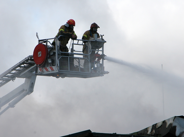 Mārupē deg neapsaimniekota ēka

