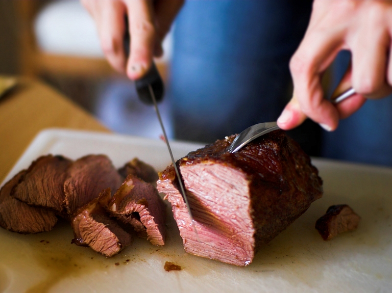 Rīgā vīrietis piedzīvo klīnisko nāvi, aizrijoties ar gaļas gabalu

