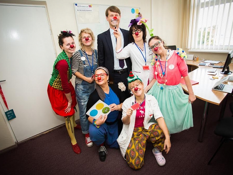 Dakteri klauni viesojas "Food Union"

